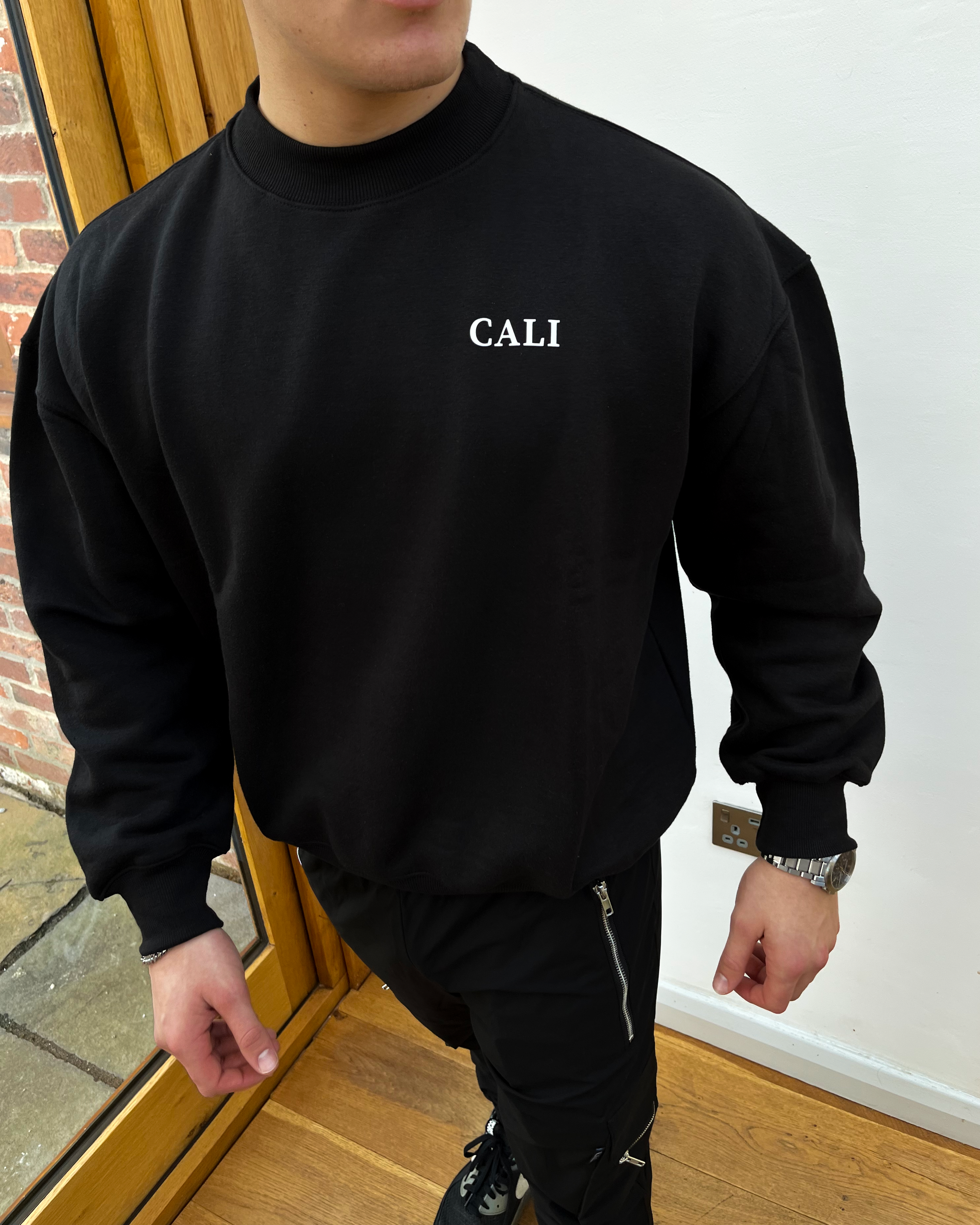 CALI LOYALTY CLUB SWEATSHIRT - ZWART